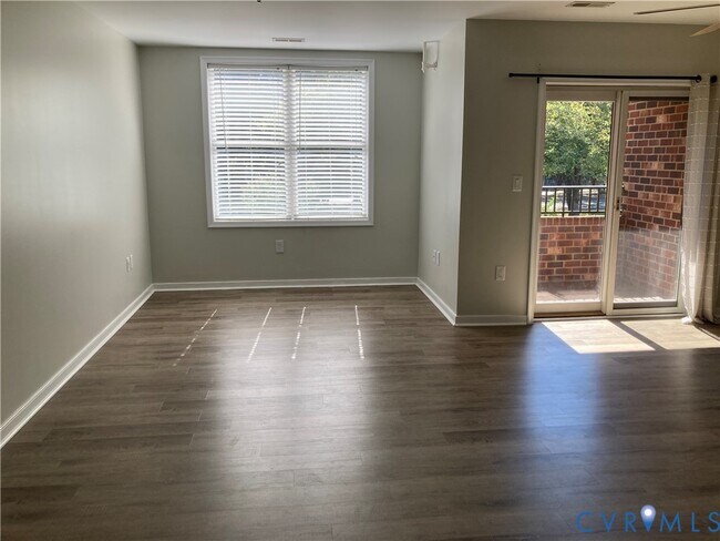 Building Photo - 14720 Village Square Pl