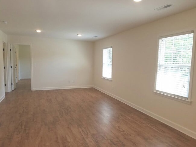 Building Photo - OAK CREST