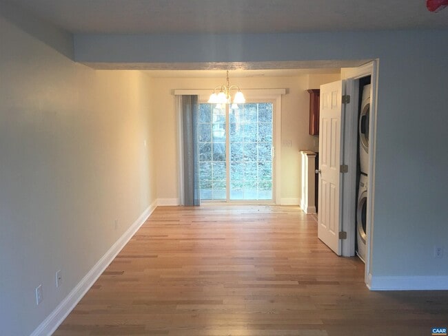 Foto del edificio - 121 Longwood Dr