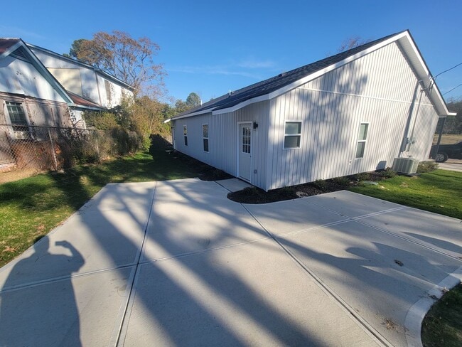 Building Photo - 2122 Circular Dr