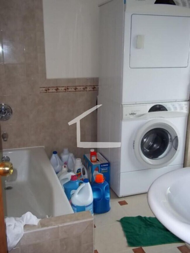 Building Photo - Single-Family House, High-End Appliances, Garage Parking, Central Heat/AC