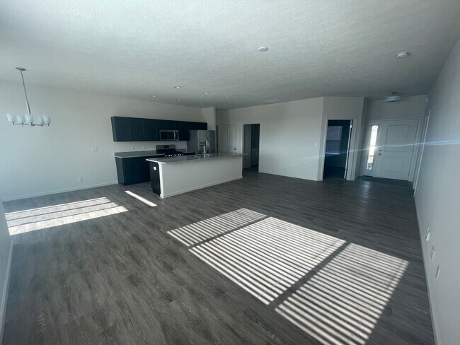 Foto del edificio - Newly Built 3 Bedroom House W/ A Den!