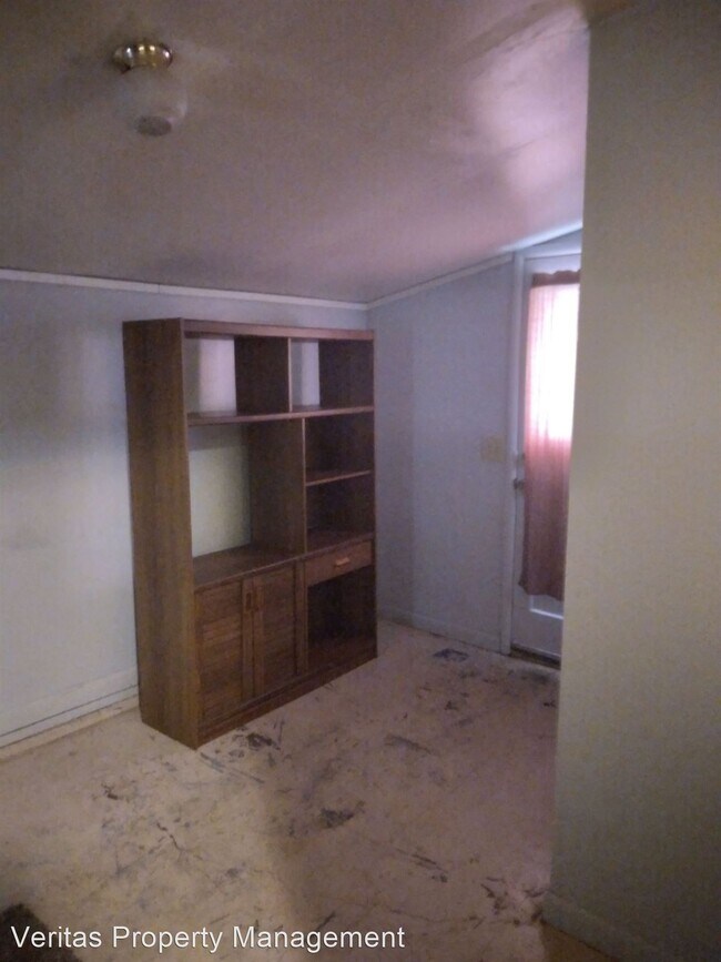 Building Photo - 2 br, 1 bath House - 2 bedroom with large ...