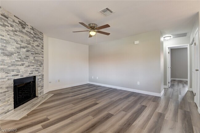 Foto del edificio - 853 Rock Springs Dr