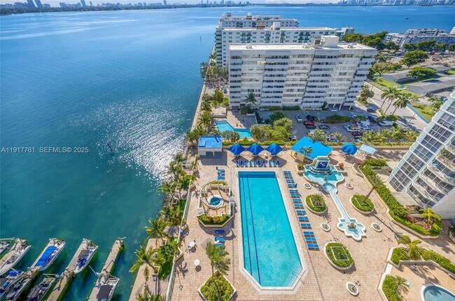 Foto del edificio - 7601 E Treasure Dr