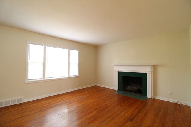 Building Photo - 2 Bedroom 1 Bath Home In Mission Kansas