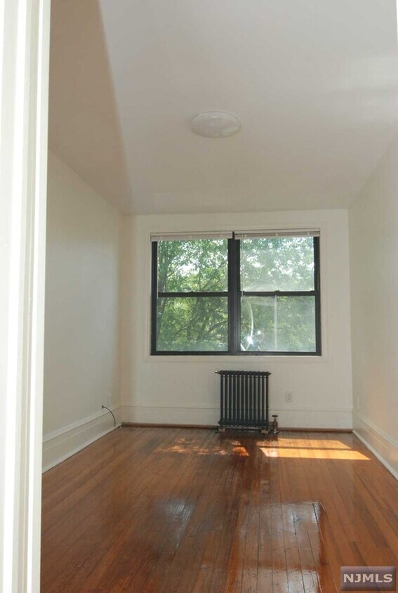 350354 Broad Ave Unit 1, Leonia, NJ 07605 Room for Rent in Leonia