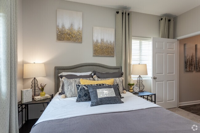 2BR, 2BA - 1075SF - Master Bedroom - The Summit on 401