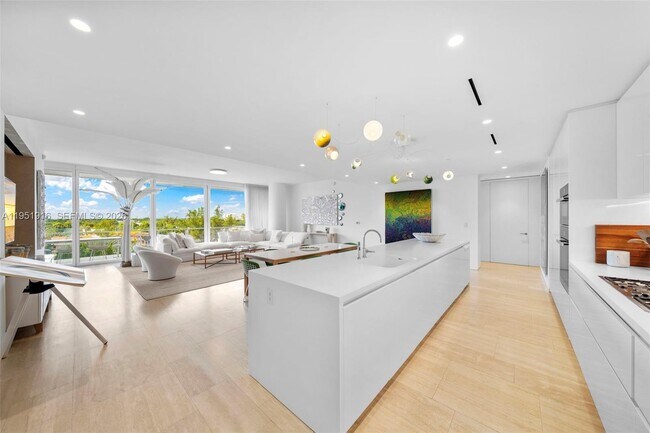 Foto del edificio - 9111 Collins Ave