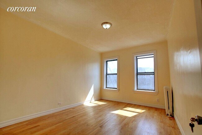 Building Photo - 860 Riverside Dr