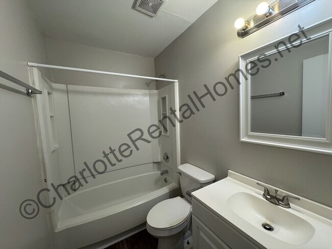 Building Photo - Charming 3 bedroom 2 bath home in east Cha...