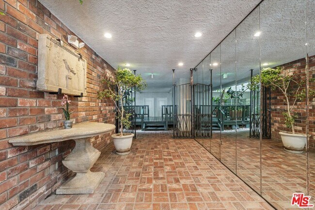 Foto del edificio - 1375 Kelton Ave