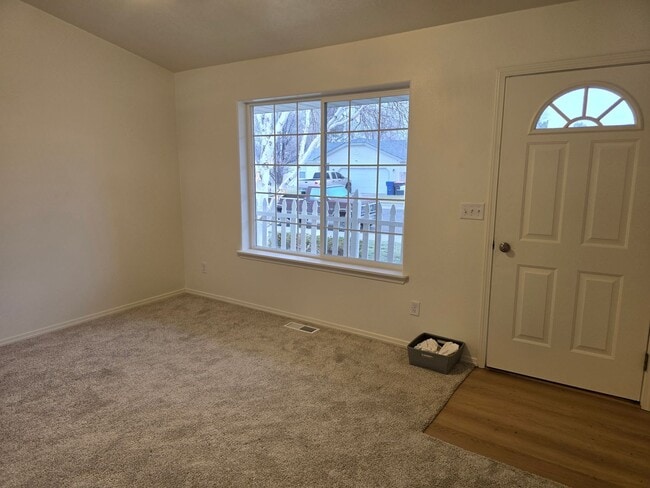 Building Photo - Freshly Updated 3 Bed | 2 Bath Home with Sunroom & Fenced Yard – Twin Falls