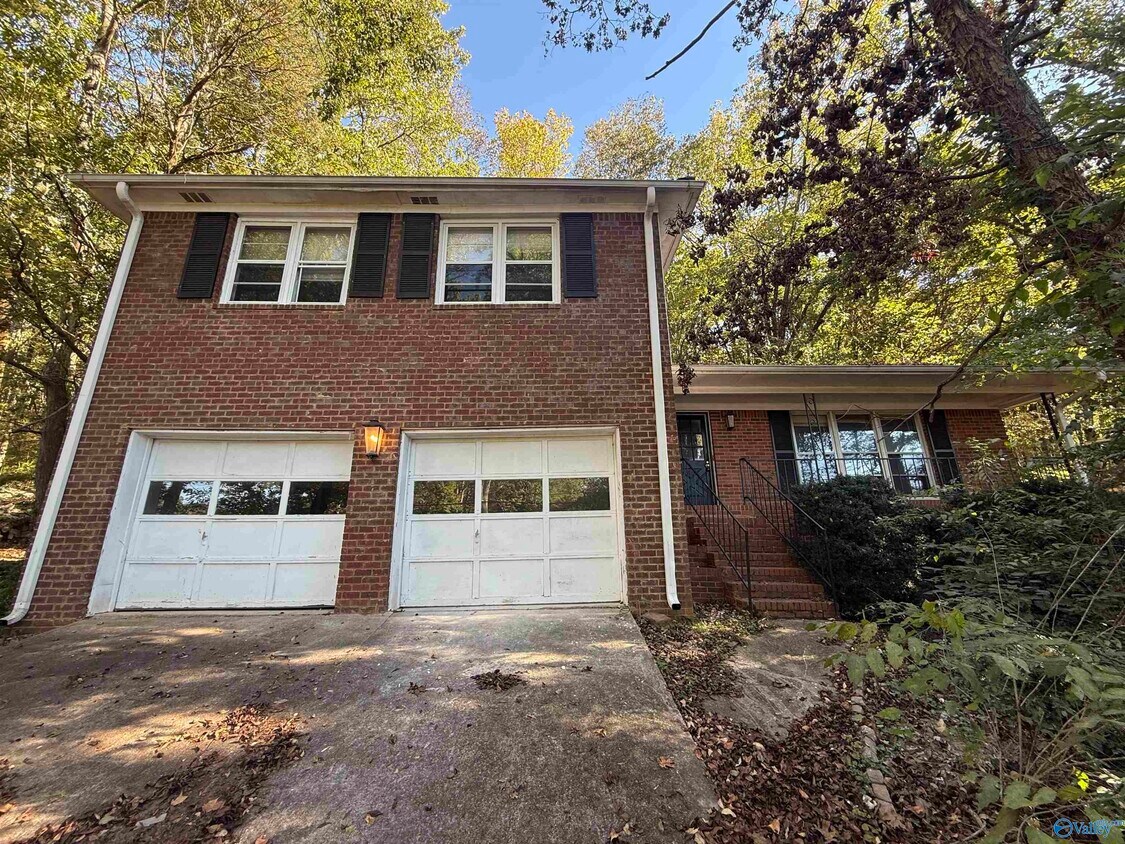 Primary Photo - 723 Versailles Dr SE