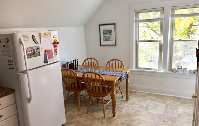 cartel de arrendamiento - 520 S Mills St