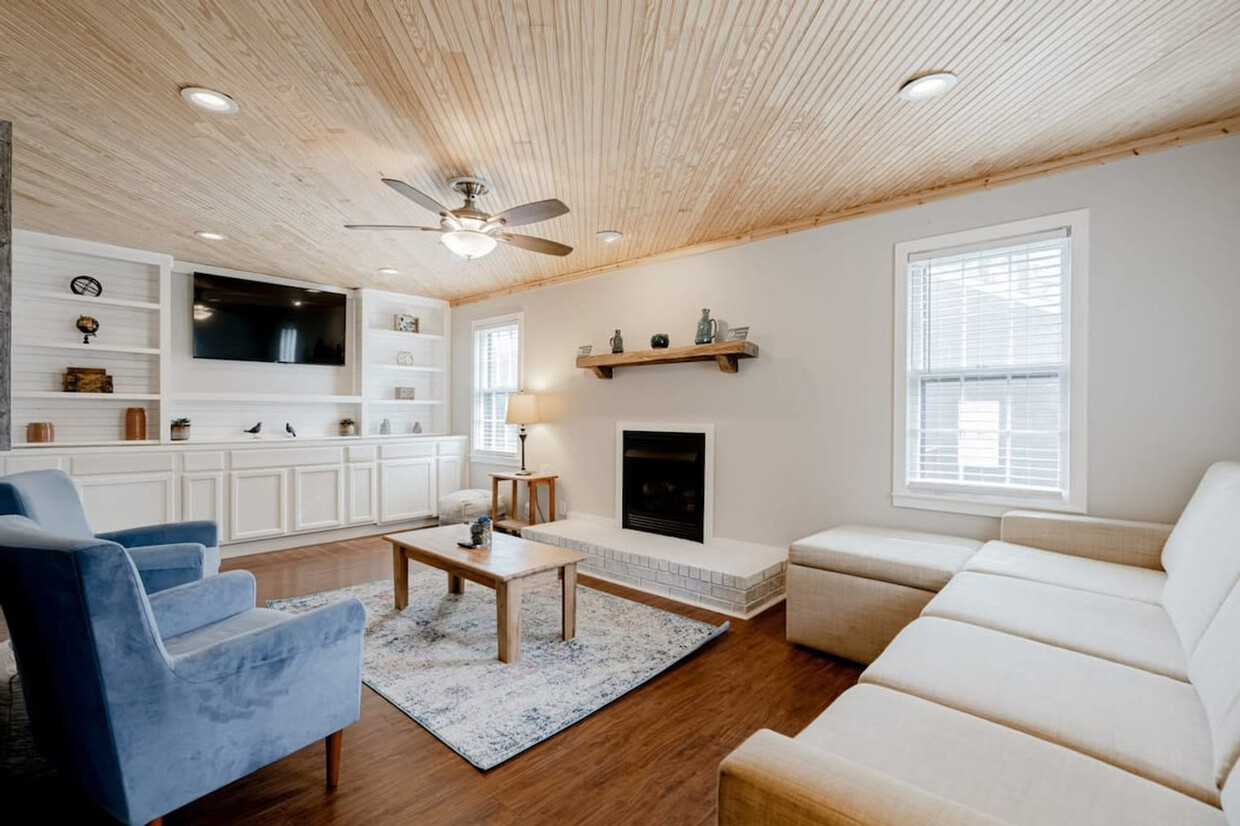 Primary Photo - 206 Goldstone Dr