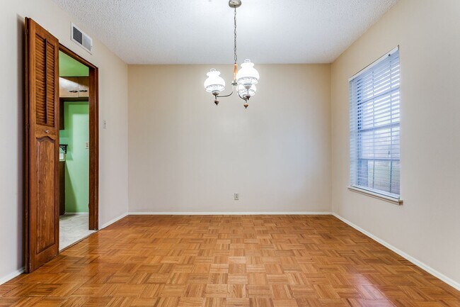 Foto del edificio - CHARMING 4-BEDROOM HOME IN OAK GROVE ESTATES