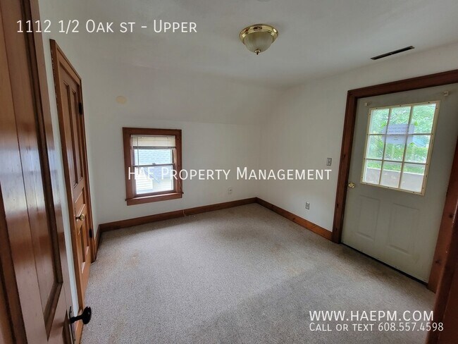 Building Photo - 1112 1/2 Oak Upper