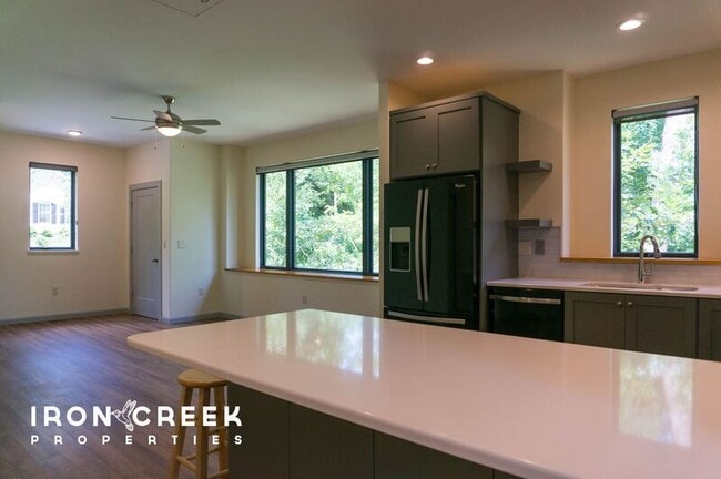 Building Photo - 11 Hilltopia Rd