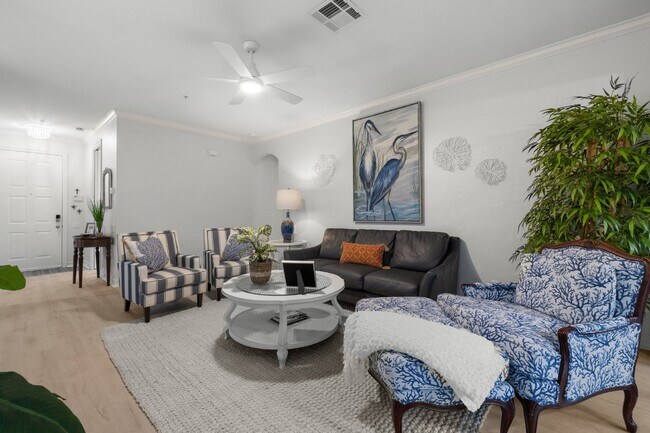 Foto del edificio - Tarpon Cove condo - close to the beach. Yacht club membership is available.
