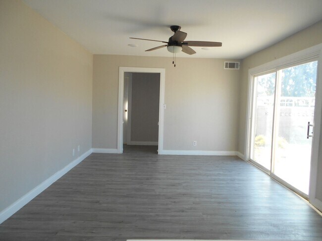 Building Photo - Welcome to this charming 4-bedroom!