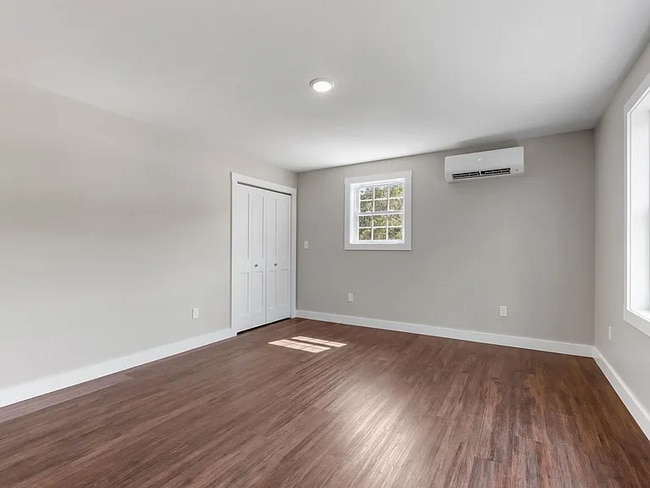 Foto del edificio - 84 Old Lake Shore Rd