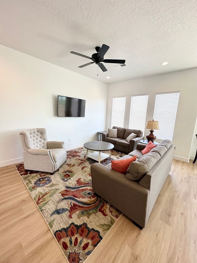Building Photo - Pet Friendly!!! Beautiful Woodland Estates...