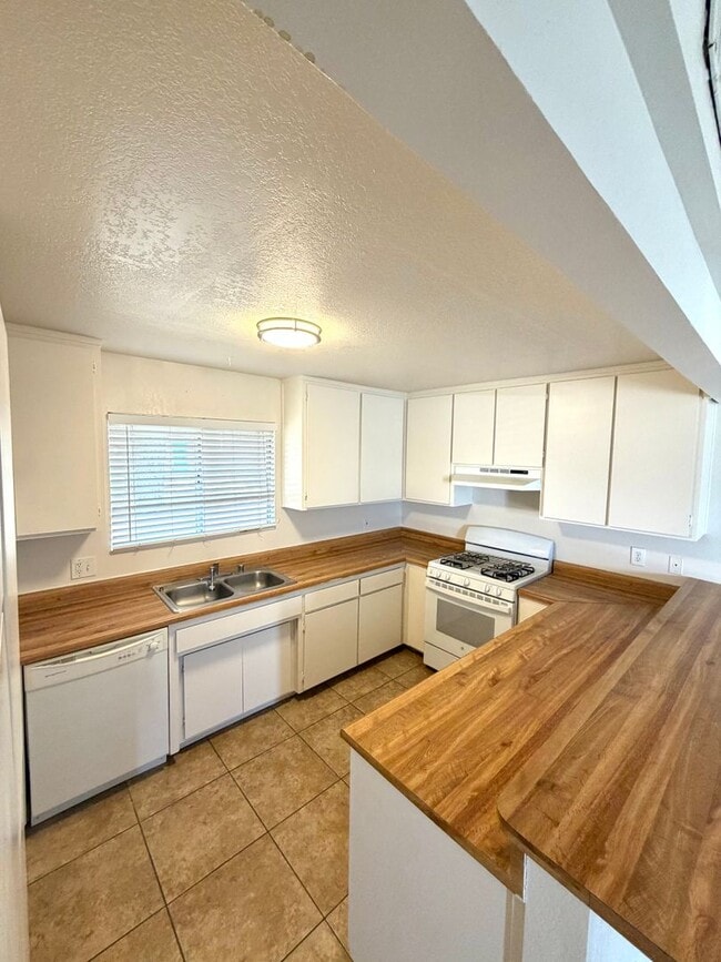 Building Photo - 2 Bedroom, 2 Bathroom with a Garage and Carport