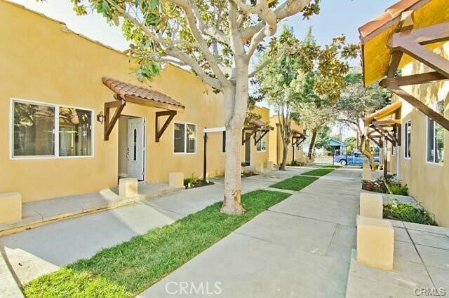 Building Photo - 626 W 59th Pl