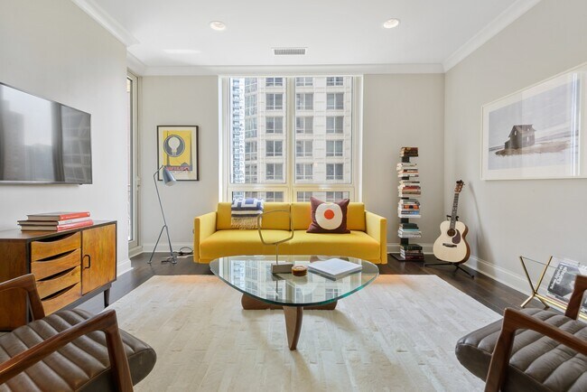 Building Photo - 10 E Delaware Pl
