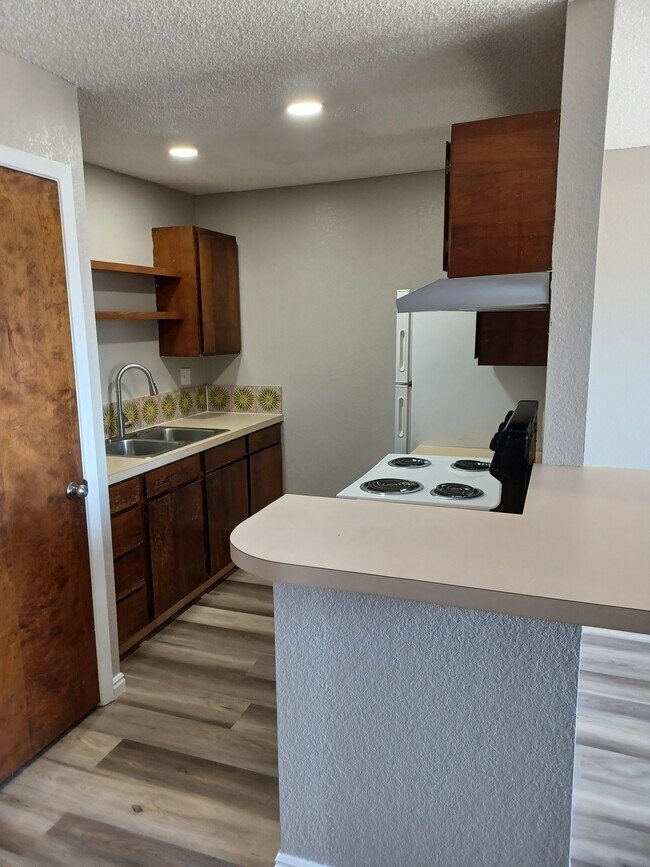 Foto del edificio - 340 Redwood Ct