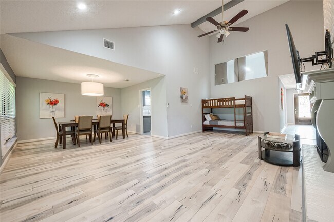 Foto del edificio - 1723 Rock Fence Dr