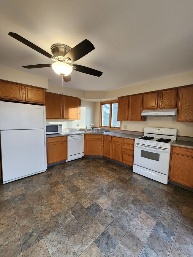 Building Photo - 3 bedroom 2 bath with garage