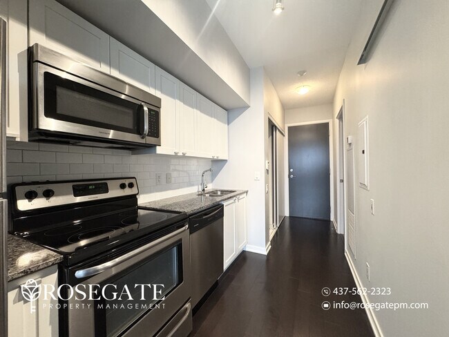 Photo du bâtiment - Cozy 1-Bedroom Condo with Parking & Semi-P...