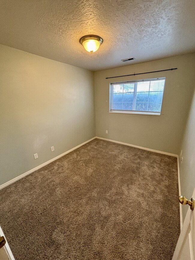 Building Photo - 1655 N Grandview Ln