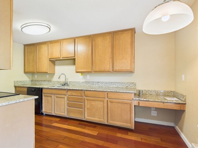 Building Photo - 2 bedroom Kimberly Place Condo - Includes ...