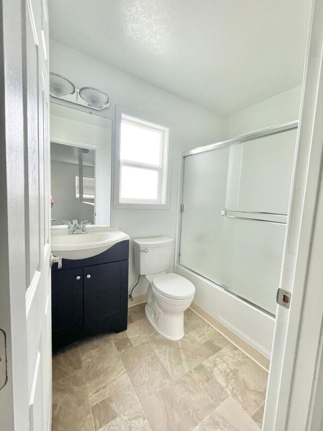 Foto del edificio - Spacious 3 Bed/ 2.5 Bath 2-Story duplex in...