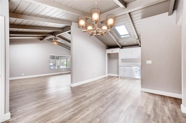 Building Photo - 3 br, 2 bath Duplex - 510 1/2 Iris Ave