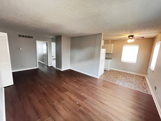 Foto del edificio - 4405 Landside Dr