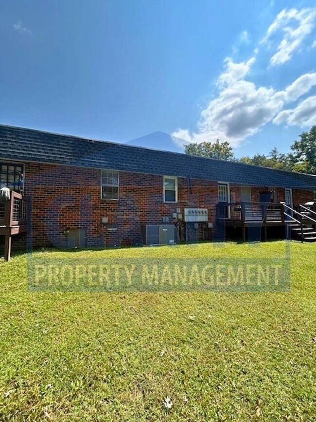 Building Photo - 615 Beech Cir NW