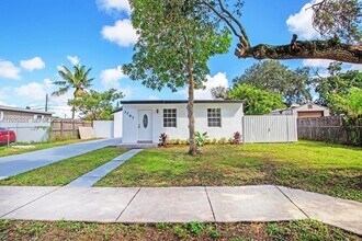Building Photo - 3761 SW 45th Ave