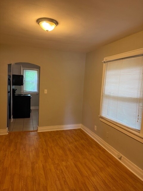 Foto del edificio - Adorable 2BR/1BA with spacious living area and wood floors throughout!
