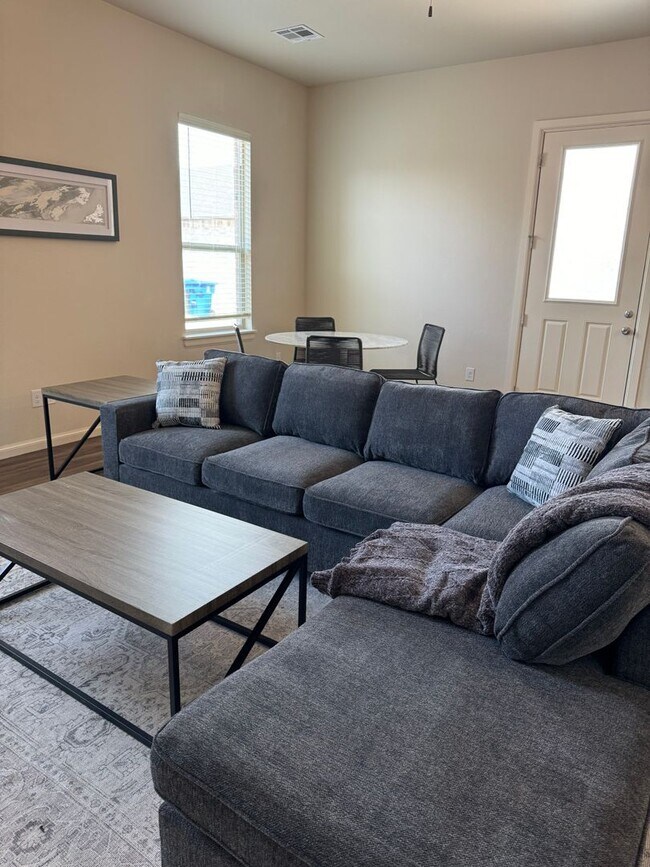 Foto del edificio - Fully furnished 3 bedroom, 2 bathroom, 2 c...