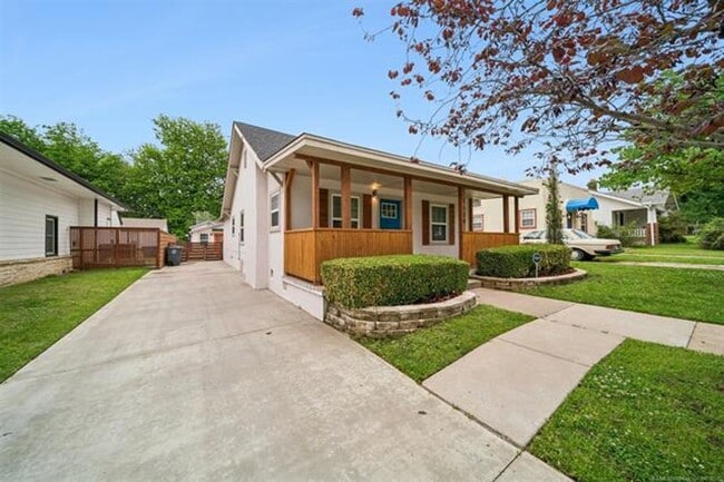 Building Photo - Gorgeous updated and modern open layout