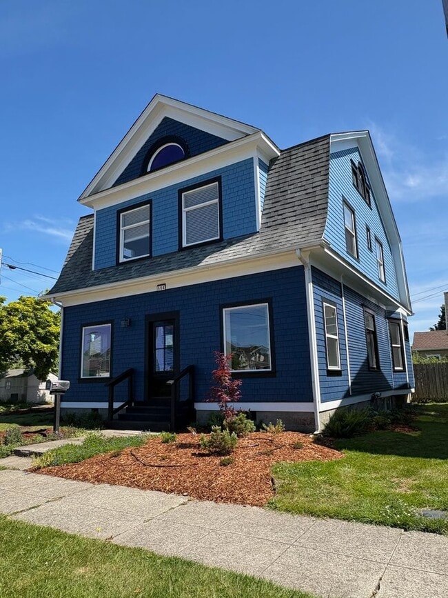 Building Photo - Stately Beauty with 3BR 1.5BA