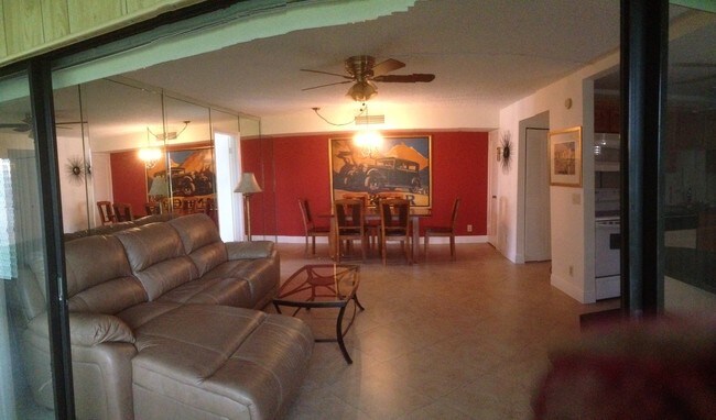 Living room, Dinning room - 263 Capri F