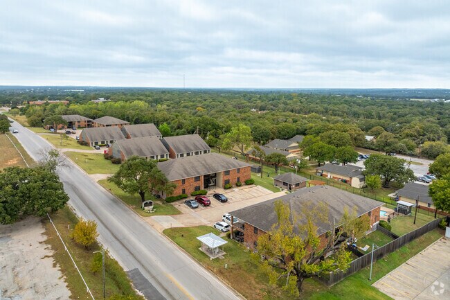 Foto aérea - Crestwood Apartments
