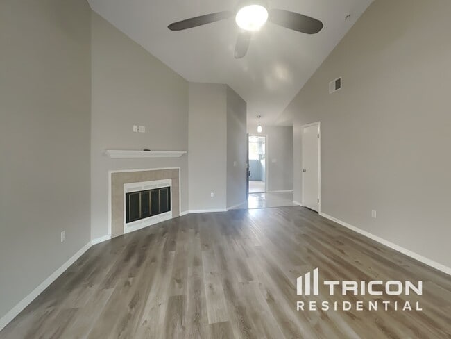 Building Photo - 2026 Shadow Pine Drive Brandon FL