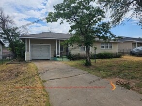 Building Photo - 2024 Oak Dr