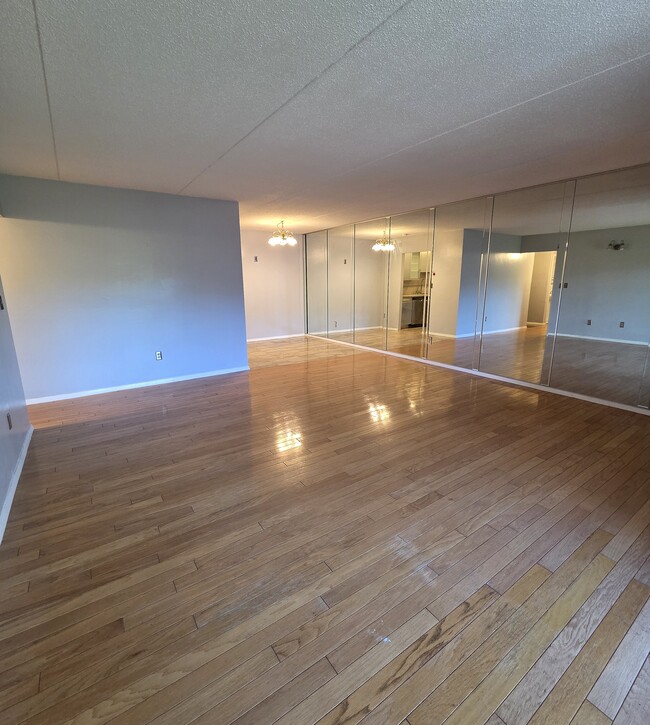 Building Photo - 50 Broadlawn Park